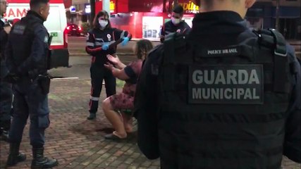 Mulher em surto invade comércios e precisa ser contida na Praça da Bíblia