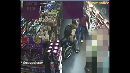Si alza dalla sedia a rotelle per rubare nel negozio