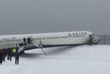 New York, aereo finisce fuori pista sulla neve