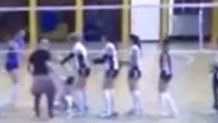 La squadra perde, tifoso  aggredisce la pallavolista