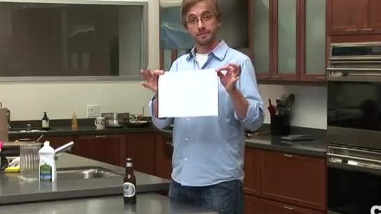 Manca l’apribottiglie? Ecco come aprire una birra con un foglio di carta