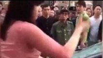 Cina: il marito la tradisce e lei gli spacca il parabrezza dell'auto in mezzo alla strada