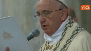 Papa Francesco consegna la bolla che indice il Giubileo