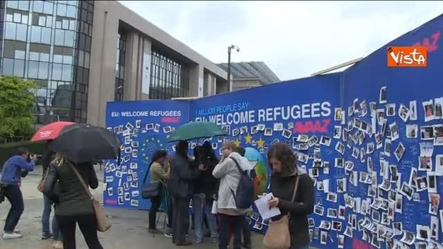 Merkel, Hollande e Cameron nel filo spinato di Orban: la protesta a Bruxelles