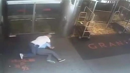 L’ex tennista James Blake arrestato per errore, il video del fermo