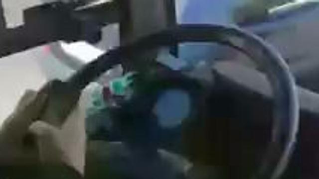 Roma, autista del bus al cellulare mentre guida