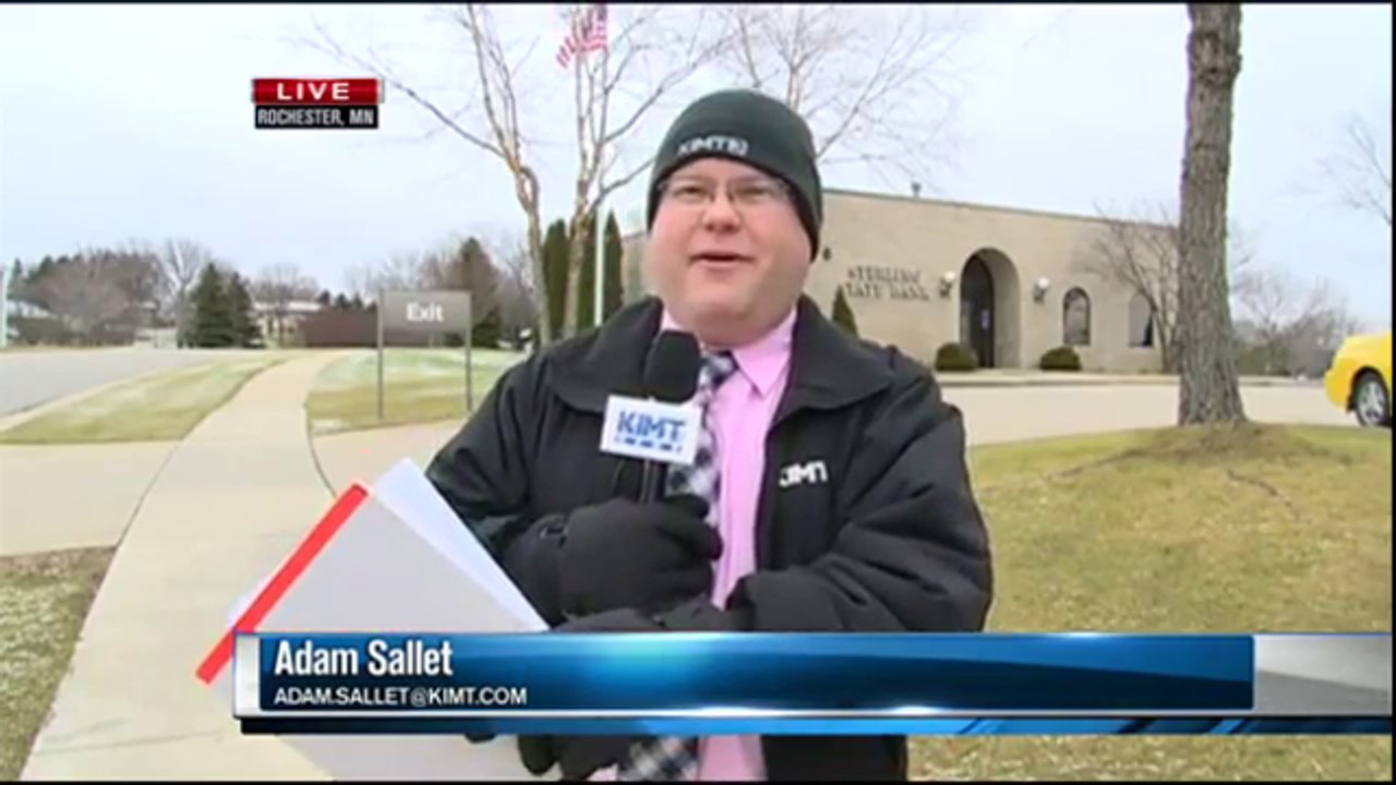 Il bello della diretta: rapinatore torna a svaligiare la stessa banca. Reporter interrompe il servizio e chiama la polizia