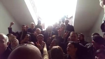 Tunisi, i deputati intonano l’inno nazionale mentre sono bloccati all’interno del parlamento