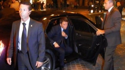 Senato: Boschi arriva parlando al cellulare, Renzi stringe mani