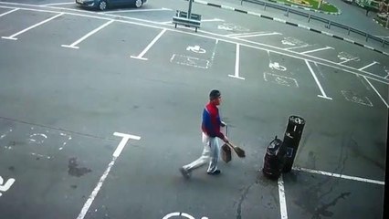 Ecco cosa succede se il netturbino tenta di fare canestro