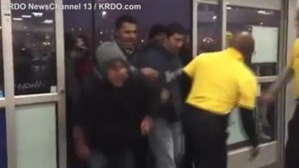 Black Friday: spese pazze, lunghe code e risse nei centri commerciali USA