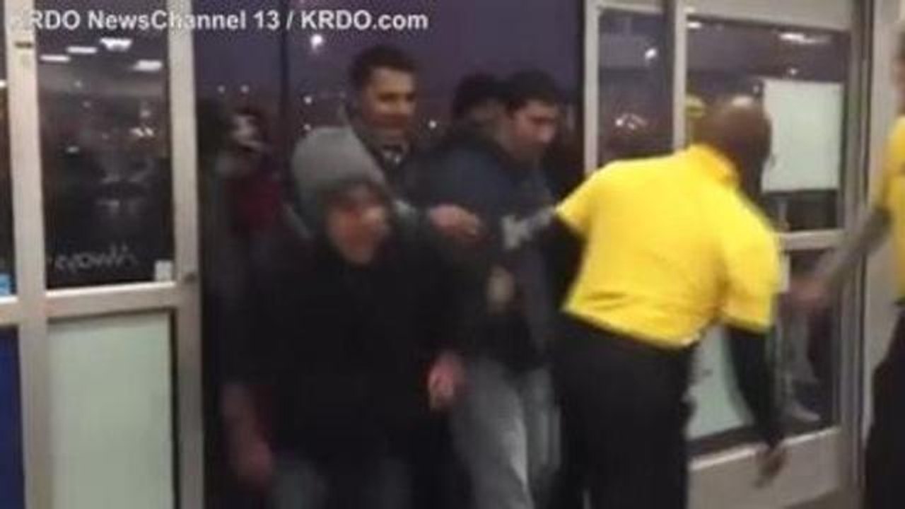 Black Friday: spese pazze, lunghe code e risse nei centri commerciali USA