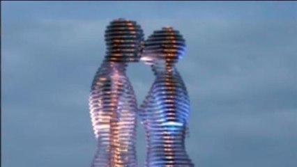 Le statue giganti che si amano e si lasciano