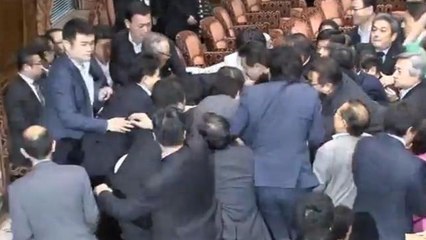 Giappone, in Parlamenti scoppia la rissa