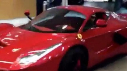 Lewis Hamilton sfoggia la sua nuova e rara «LaFerrari»