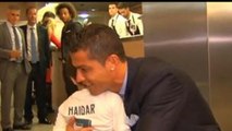 Ronaldo e l’orfano libanese: l'abbraccio col piccolo Haidar commuove  il Real
