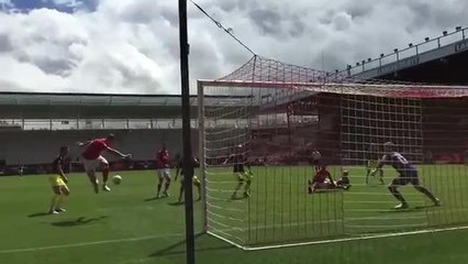 La rabona volante di Flint: il gol acrobatico del difensore del Bristol City
