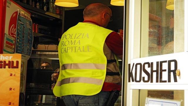 Ghetto: cibi scaduti, muffa e cucine abusive