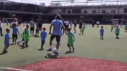 Pirlo maestro di punizioni: insegna il segreto ai bambini di New York