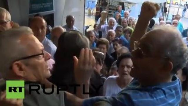 Grecia: botte tra pensionati in coda davanti alla banca