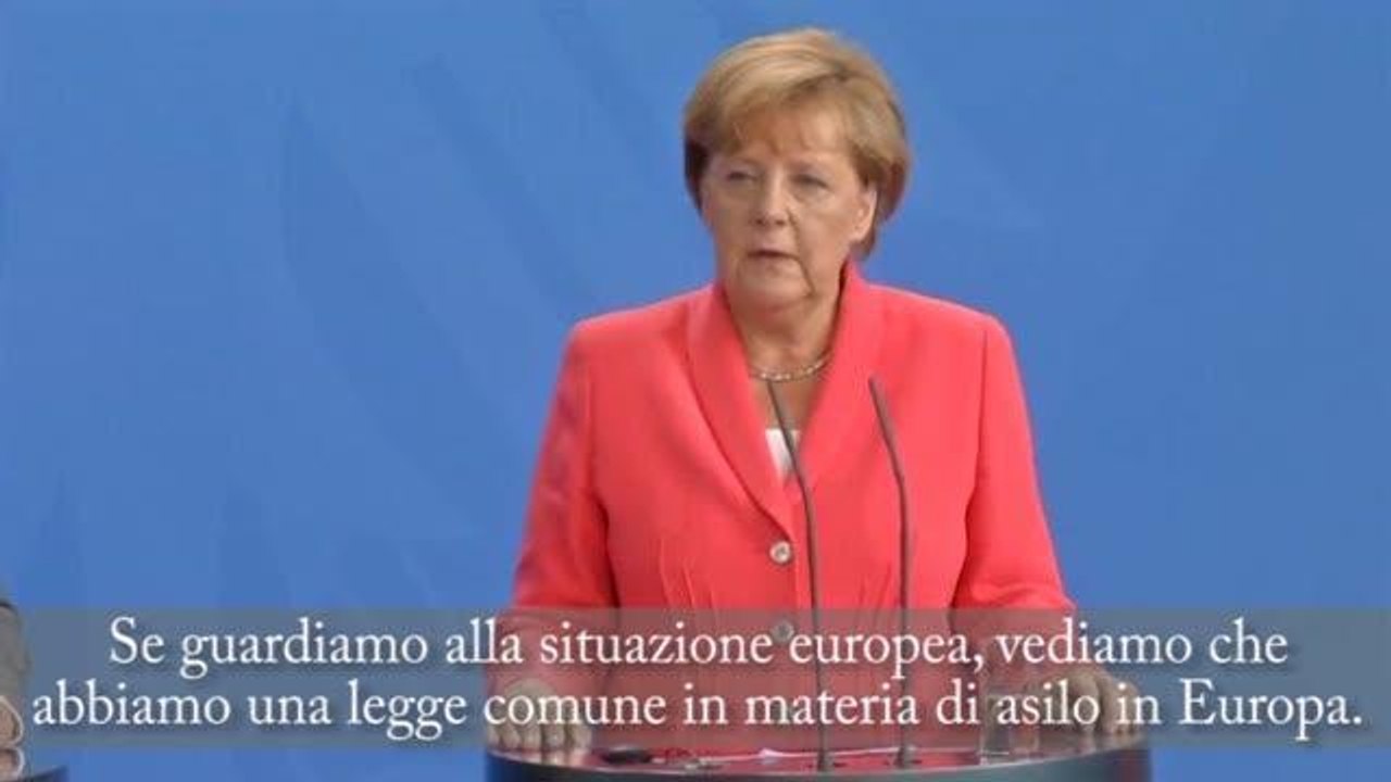 Migranti, Merkel e Hollande: "Italia e Grecia accelerino sui nuovi centri di accoglienza"