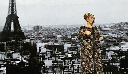 Tải video: Adele in concerto a New York rende omaggio alle vittime di Parigi