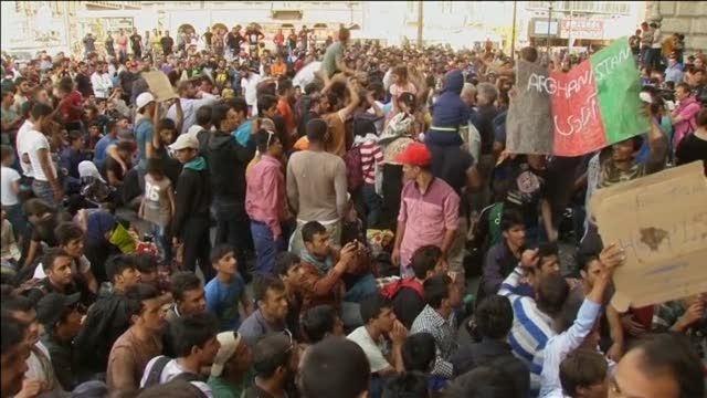 Migranti: in centinaia protestano davanti alla stazione di Budapest