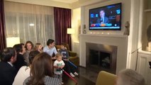 Canada, Justin Trudeau in attesa dei risultati delle elezioni davanti alla tv con i figli