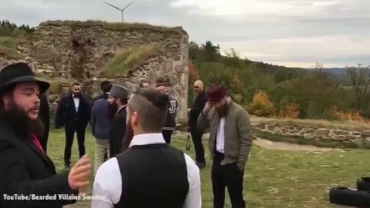 Svezia: hipster barbuti scambiati per soldati dell'isis, la polizia fa irruzione