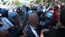 Roma, la polizia carica i residenti che protestano per  l'arrivo dei profughi