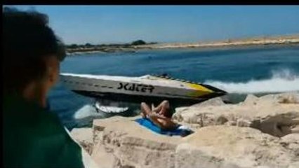 Brindisi, motoscafo «impazzito» si schianta a tutta velocità sulla banchina