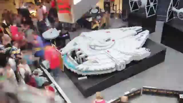 Star Wars: la Millenium Falcon fatta con i Lego