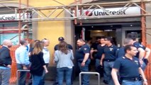 Milano, assaltata banca in centro. Le prime immagini