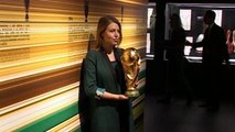 Barbara Berlusconi alza la Coppa del Mondo
