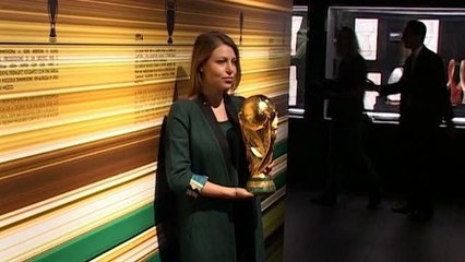 Barbara Berlusconi alza la Coppa del Mondo