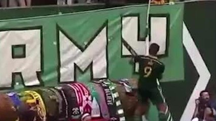 L'esultanza è bizzarra: festeggia il gol con una motosega