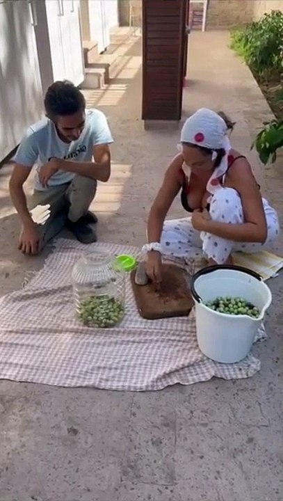 Hülya Avşar siyah bikinisini giyip bahçesinden topladığı zeytinleri kırdı