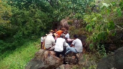 50 फीट तक गुफा में कैमरा में दिखा गमछा, ना बंदूक दिखी ना ही युवक