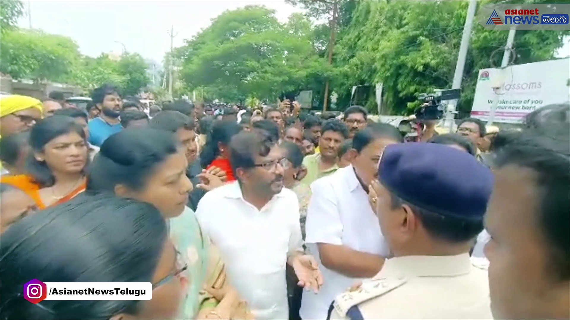 విజయవాడ ఏసిబి కోర్టువద్ద ఉద్రిక్తత... టిడిపి నాయకులను అడ్డుకున్న పోలీసులు...