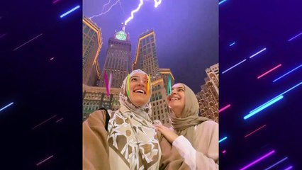 2 Wanita Merekam saat Petir Menyambar Makkah Clock Tower
