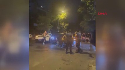 Otomobiline çarpan aracı dakikalarca tekmeledi