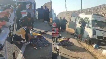 Lastiği patlayan minibüs duvara çarptı! 3 ölü, 17 yaralı…