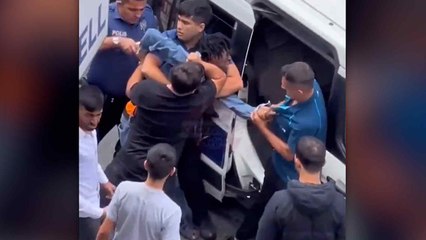 Polis ve yabancı asıllı şahıs arasında arbede yaşandı, şahsın serbest bırakıldığı olay anları kameraya yansıdı