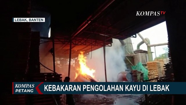 Kebakaran Melanda Pabrik Pengolahan Kayu di Lebak, Petugas Damkar Berjibaku Padamkan Api