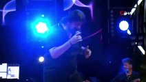 Şarkıcı Ahmet Şafak'ın sahnede zor anları! Neye uğradığını şaşırdı