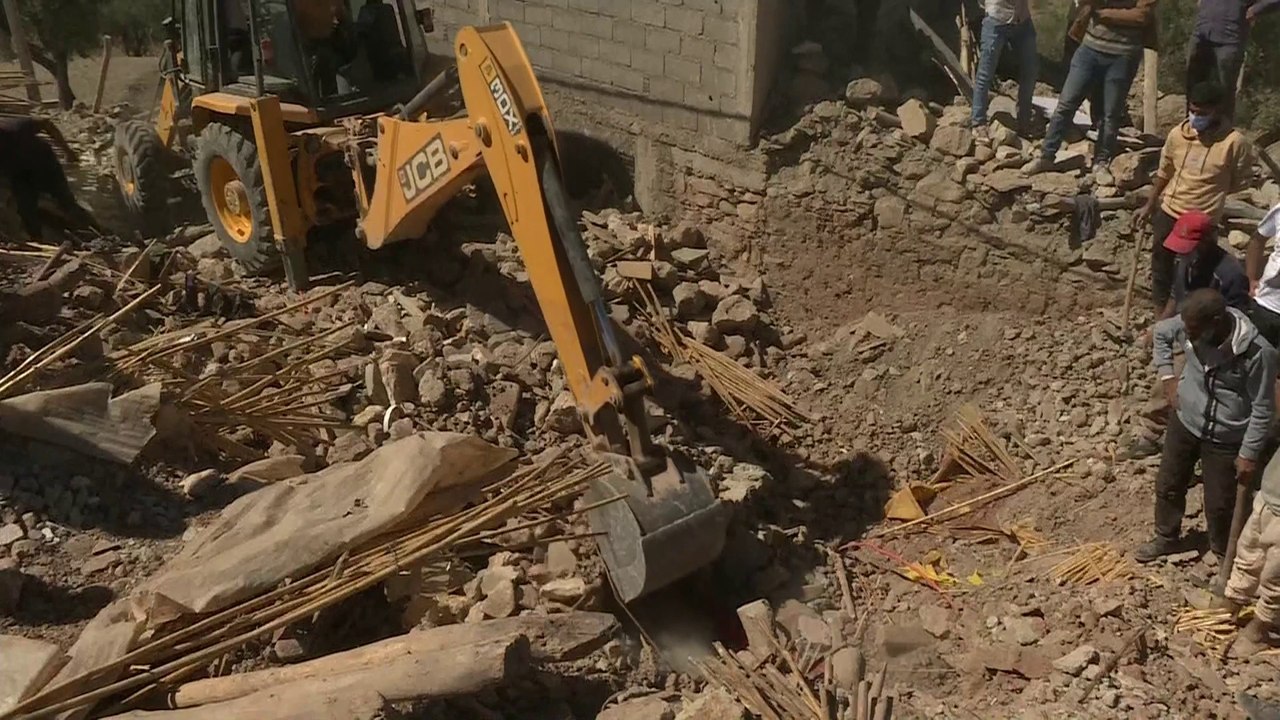 فرق الإنقاذ في بلدة "مولاي إبراهيم" تواصل جهودها لإخراج العالقين تحت الأنقاض  #زلزال_المغرب #المغرب  #مراكش #العربية