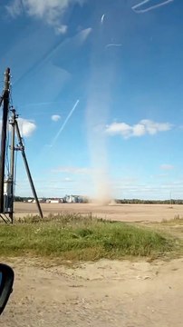 В Минской области сняли на видео «пылевого дьявола».