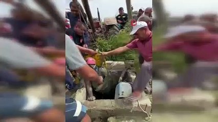 Antalya'da kuyuya düşen adam itfaiye tarafından kurtarıldı