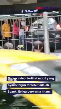 Nyaris! Detik-detik Warga Tarik Mobil yang Hampir Jatuh dari Lantai 2