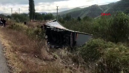 Çorum'da tekstil yüklü TIR devrildi ve yanmaya başladı